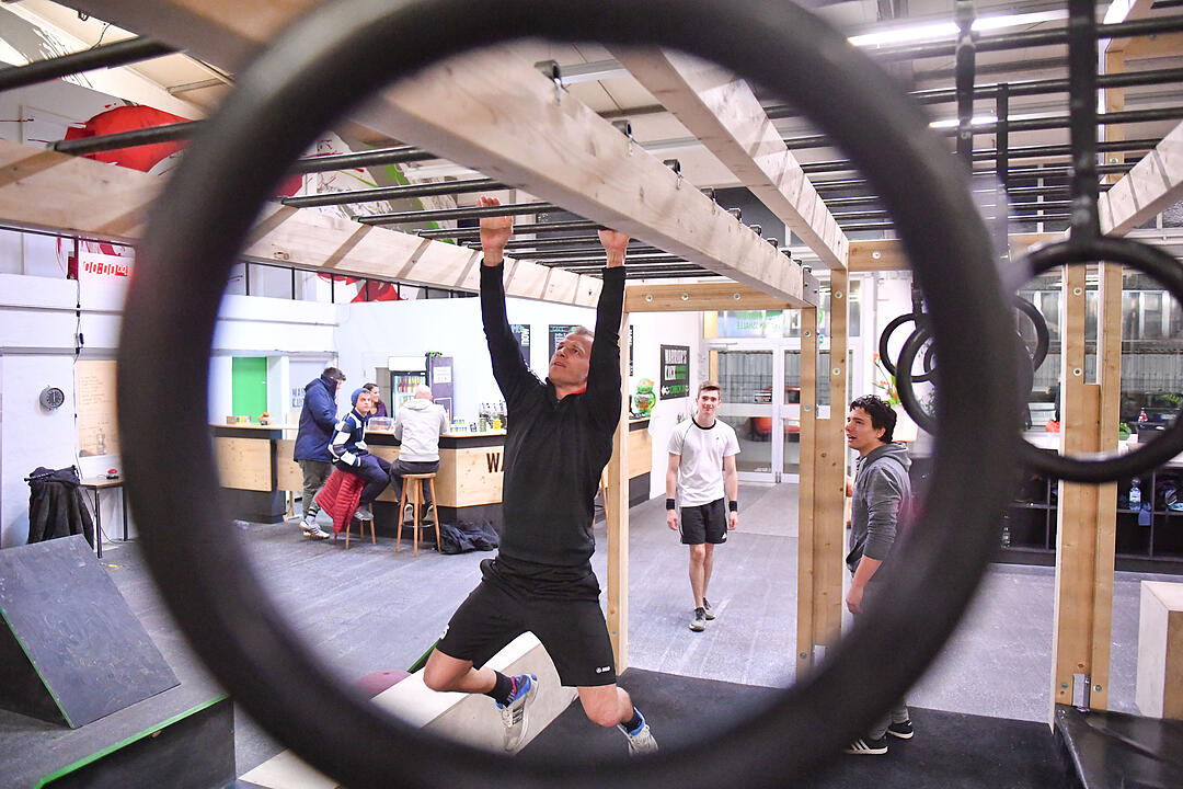 Franken-Ninjas - Drei Sportler aus der Region testen die Hindernis-Sporthalle "Warriors Luck" in Erlangen