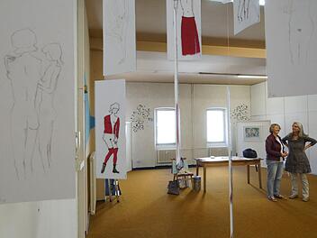 Barbara Winter und Maria Heckmann bei den letzten Vorbereitungen für die Ausstellung der Gruppe "Kunst vereint".Foto: Arkadius Guzy