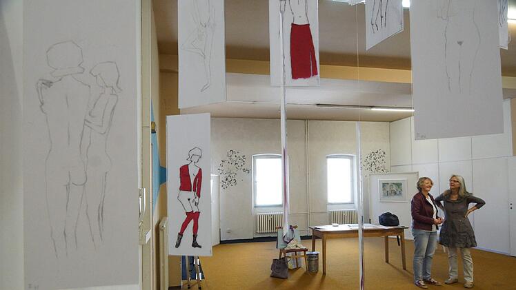 Barbara Winter und Maria Heckmann bei den letzten Vorbereitungen für die Ausstellung der Gruppe "Kunst vereint".Foto: Arkadius Guzy