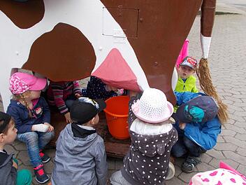 Die Kinder sind sehr geschickt im Melken.  Foto: Elke Schneider