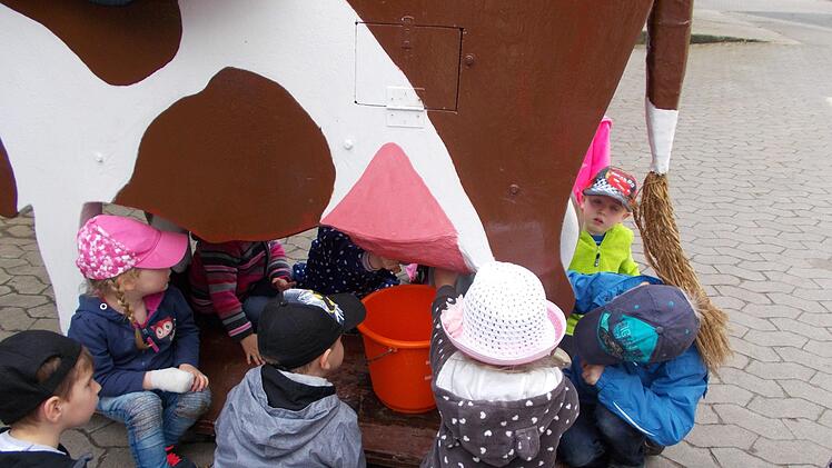 Die Kinder sind sehr geschickt im Melken.  Foto: Elke Schneider
