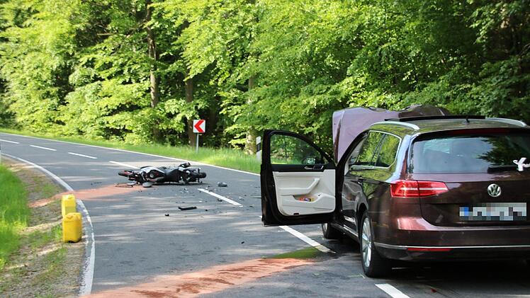 Tödlicher Motorrad-Unfall in Unterfranken: Ein 80-jähriger Mann verlor am Sonntag zwischen Zeitlofs-Detter und Heiligkreuz sein Leben. Foto: Ralf Ruppert