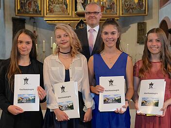 Melanie Grau aus der Klasse 10a (Note 1,55), Ella Knidlberger aus der 10b (Note 1,17), Tina Leitschuh aus der 10c (Note 1,09 und somit auch Schulbeste) und Pauline Desch aus der 10d (Note 1,45) waren die Jahrgangsbesten. Gerd Schaar