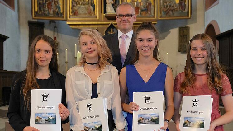 Melanie Grau aus der Klasse 10a (Note 1,55), Ella Knidlberger aus der 10b (Note 1,17), Tina Leitschuh aus der 10c (Note 1,09 und somit auch Schulbeste) und Pauline Desch aus der 10d (Note 1,45) waren die Jahrgangsbesten. Gerd Schaar
