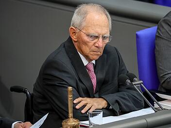 Wolfgang Schäuble gibt Angela Merkel Schuld an Wahlkampfmisere der Union 2018