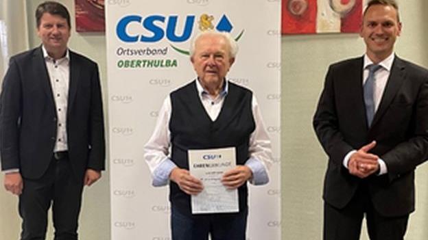 65 Jahre Mitglied im CSU-Ortsverband ist Gerhard Adam (Mitte). Es gratulierten Sandro Kirchner (links) und  Mario Götz. Foto: Christian Kessler