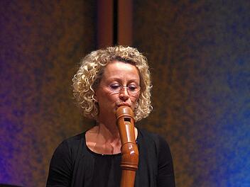 Ursula Thelen mit der Bassflöte. Beim Konzert in Bad Kissingen waren die unterschiedlichsten Flöten im Einsatz. Foto: Klaus Werner