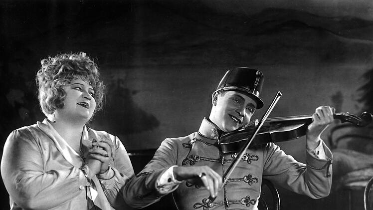 Mit seiner Rolle in "Ein Walzertraum" (Bild, mit Mathilde Dussin) machte Willy Fritsch auch international auf sich aufmerksam.