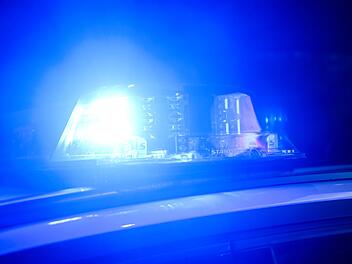 Unfall in Wei&szlig;enbrunn: Auto f&auml;hrt in Vorgarten - Spur der Verw&uuml;stung