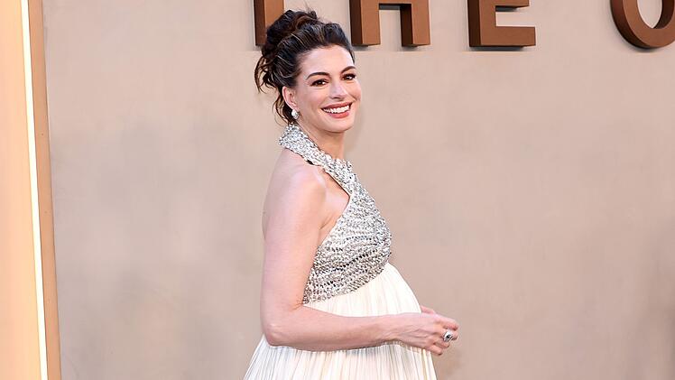Bei der Premiere von "Die Odyssee" zeigte sich Anne Hathaway mit Babybauch.
