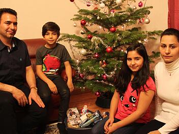 Die Teimouris sind stolz auf ihren ersten Weihnachtsbaum. Foto: Vanessa Schneider