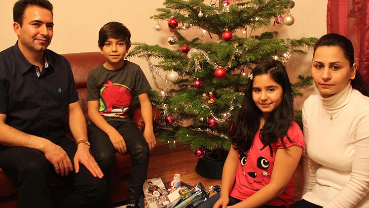 Die Teimouris sind stolz auf ihren ersten Weihnachtsbaum. Foto: Vanessa Schneider