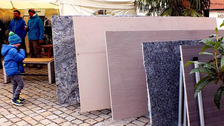 Die Sander Handwerksbetriebe hatten zu einen "Tag der offenen Tür" eingeladen. Wie hier mit den Marmortafeln für Küchen-Arbeitsplatten zeigten sie auch auf dem Marktplatz ihre Angebote.