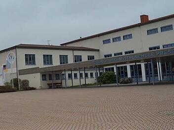 Die Grund- und Mittelschule Pressig erhält einen Mensa-Anbau. Rechts im Bild ist der Haupteingang, links davon wird die 15 mal 15 Meter große Mensa eingeschossig errichtet. Foto: K.-H. Hofmann