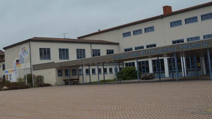 Die Grund- und Mittelschule Pressig erhält einen Mensa-Anbau. Rechts im Bild ist der Haupteingang, links davon wird die 15 mal 15 Meter große Mensa eingeschossig errichtet. Foto: K.-H. Hofmann