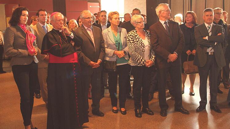 Unter den Ehrengästen (von links) MdB Dorothee Bär, Bischof Friedhelm, 2. Bürgermeister Karl-Heinz Eppelein, 3. Bürgermeister Rainer Schuster und Stadtpfarrer Stefan Eschenbacher.