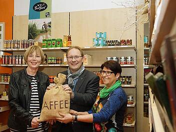 Kaffee als klassisches Fairtrade-Produkt (von links): Annemarie Fell, Pfarrer Thomas Eschenbacher und Rita Scholl im Weltladen.Foto: Arkadius Guzy