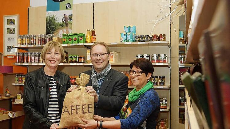 Kaffee als klassisches Fairtrade-Produkt (von links): Annemarie Fell, Pfarrer Thomas Eschenbacher und Rita Scholl im Weltladen.Foto: Arkadius Guzy