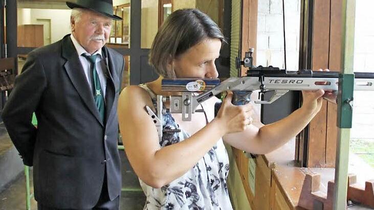 Otto Günnel ist seit Jahrzehnten Schießaufsicht beim Freischießen. Auf unserem Bild passt er auf, dass bei Herbergsmutter Nicole Backer von der Festungsherberge nichts schief geht. Die junge Frau schoss zum erstenmal - und traf ins Schwarze!  Fotos: Friedwald Schedel