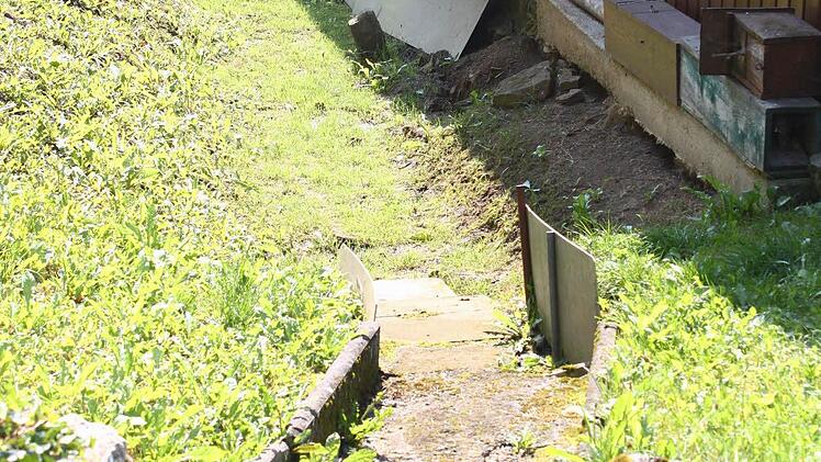 In diesem Geländeeinschnitt fließt bisher das Wasser bei Starkregen nahezu unkontrolliert zwischen den Grundstücken am Steinloch ab.