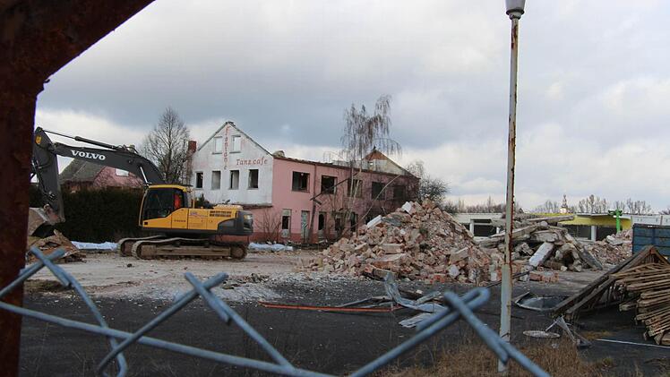 Heute steht die Fontäne am Ortseingang von Höchstadt ohne Dach da. Das alte Teppichgeschäft Aro nebenan ist bereits abgerissen.  Foto: Christian Bauriedel