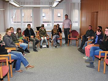 Acht Kinder und Jugendliche sowie fünf Gemeinderäte waren zu der Kinder- und Jugendbürgerversammlung im Rathaus in Gädheim gekommen, um mit Bürgermeister Peter Kraus (hinten stehend) über ihre Wünsche zu diskutieren.  Foto: Ulrike Langer