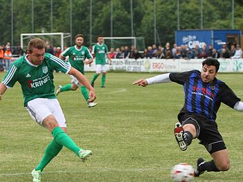 Aus vollem Lauf zieht der Sander Andre Karmann (l.), Torschütze zum 2:0, aus 15 Metern ab, der Erlanger Marco Napolitano kann aber den Ball noch zur Ecke abwehren. Fotos: Günther Geiling