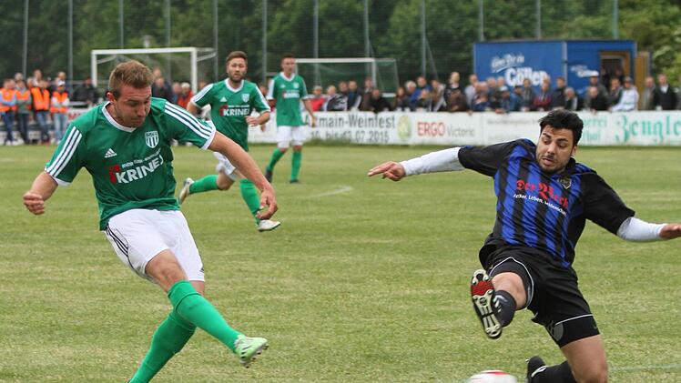 Aus vollem Lauf zieht der Sander Andre Karmann (l.), Torschütze zum 2:0, aus 15 Metern ab, der Erlanger Marco Napolitano kann aber den Ball noch zur Ecke abwehren. Fotos: Günther Geiling