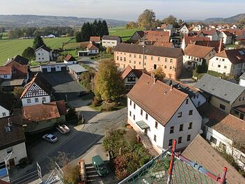 Ludwigschorgast ist durch die Dorferneuerung schöner und attraktiver geworden, wie dieser Blick vom Kirchturm beweist. Jetzt hofft die Gemeinde, über ein neues Förderprogramm weitere Projekte in Angriff nehmen zu können. Foto: Archiv/Tobias Braunersreuther