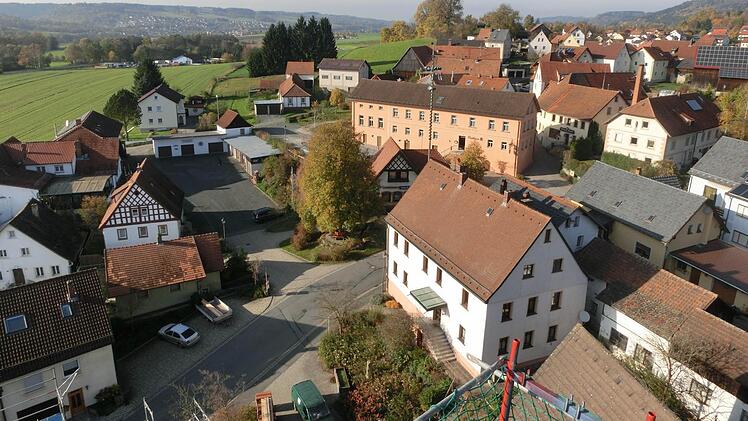 Ludwigschorgast ist durch die Dorferneuerung schöner und attraktiver geworden, wie dieser Blick vom Kirchturm beweist. Jetzt hofft die Gemeinde, über ein neues Förderprogramm weitere Projekte in Angriff nehmen zu können. Foto: Archiv/Tobias Braunersreuther