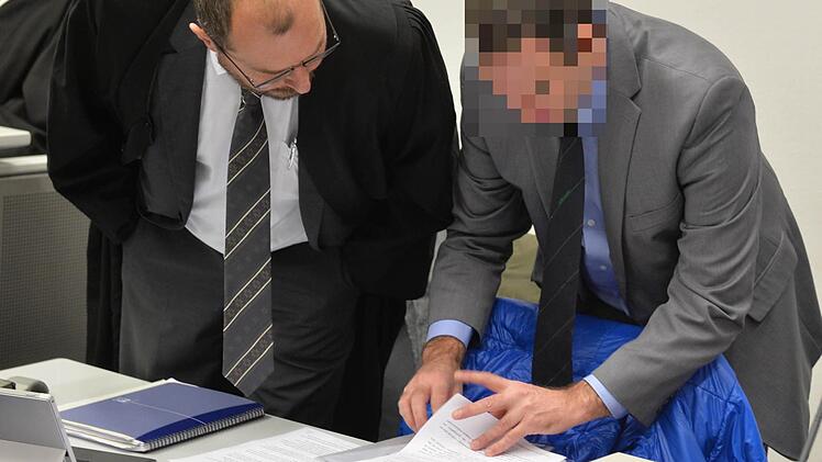 Der Angeklagte Heinz W. (rechts) mit Dieter Widmann, einem seiner drei Verteidiger, im Landgericht Bamberg. Foto: Ronald Rinklef