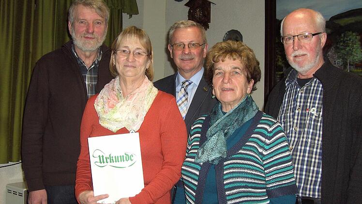 Magdalena Sell (2. von links) wurde mit der Ehrennadel in Silber für 25-jährige Treue zum Verein geehrt. Es gratulierten von links: Hans Dünninger, Bürgermeister Gotthard Schlereth, Kreisvorsitzende Irmgard Heinrich und Bruno Geiger.  Fotos: Udo Sell
