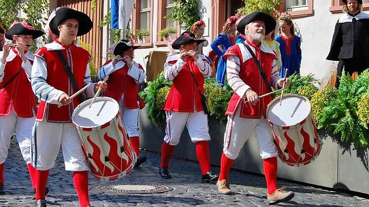 Die Spielleut ziehen heran zum Ort des Geschehens ... Foto: Sigismund von Dobschütz