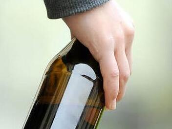 Im Vollrausch hat sich ein 49-Jähriger mehrfach mit der Polizei angelegt. Jetzt muss er sich vor Gericht verantworten.  Symbolbild: Lukas Schulze/dpa