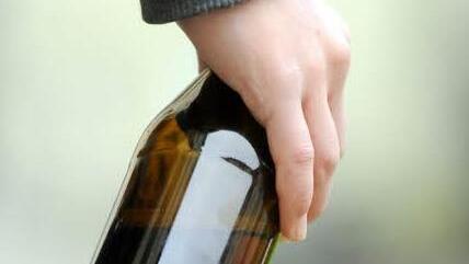 Im Vollrausch hat sich ein 49-Jähriger mehrfach mit der Polizei angelegt. Jetzt muss er sich vor Gericht verantworten.  Symbolbild: Lukas Schulze/dpa