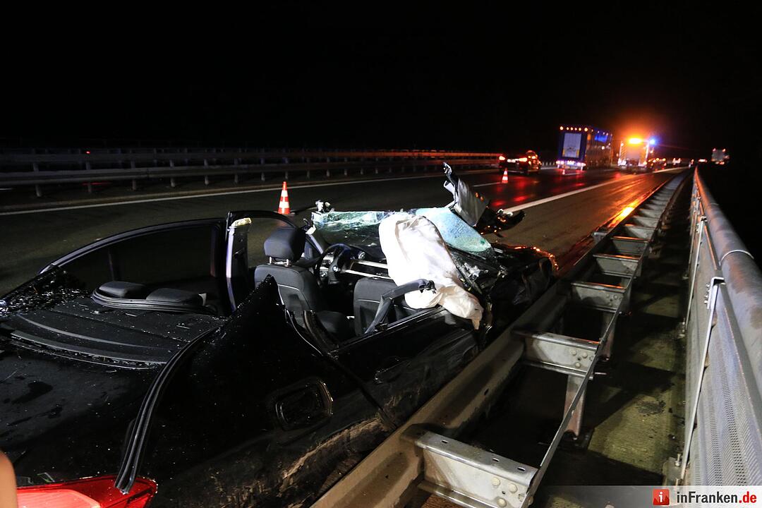 Fahranfänger schleudert mit BMW in Lastwagen - Vater bei Crash eingeklemmt und schwerst verletzt