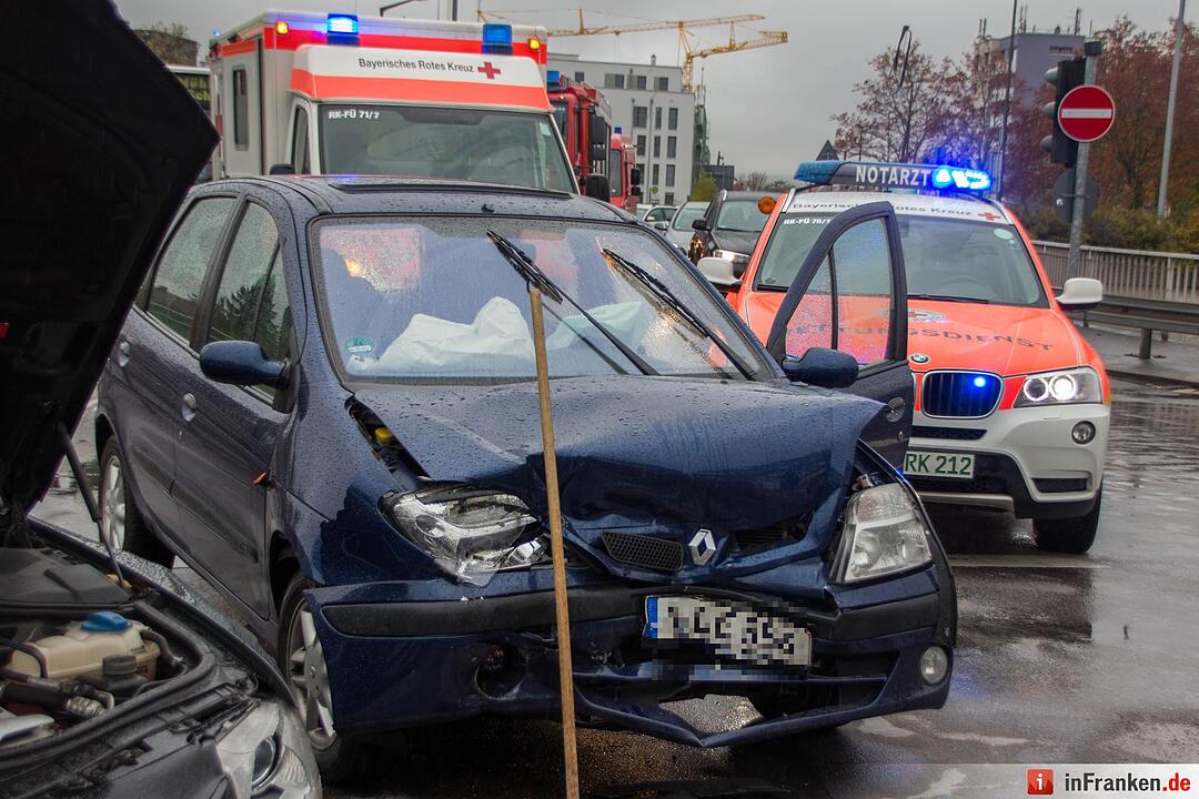 Kollision nach mutmaßlichem Rotlichtverstoß – Eine Person schwer verletzt