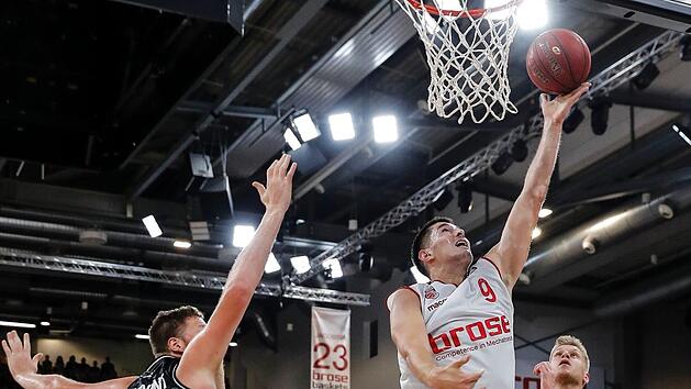 Eine starke Premierenvorstellung lieferte Luka Mitrovic (mit Ball) ab. Hier setzt er sich gegen John Bryant (l.) und Benjamin Lischka durch. Fotos: Daniel L&ouml;b