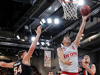 Eine starke Premierenvorstellung lieferte Luka Mitrovic (mit Ball) ab. Hier setzt er sich gegen John Bryant (l.) und Benjamin Lischka durch. Fotos: Daniel Löb