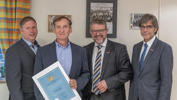Coburgs Kreishandwerksmeister Jens Beland mit dem ausgezeichneten Handwerksmeister Bernd Stadler, HWK-Pr&auml;sident Thomas Zimmer und Hauptgesch&auml;ftsf&uuml;hrer Thomas Koller (von links). Foto: Andreas Harbach