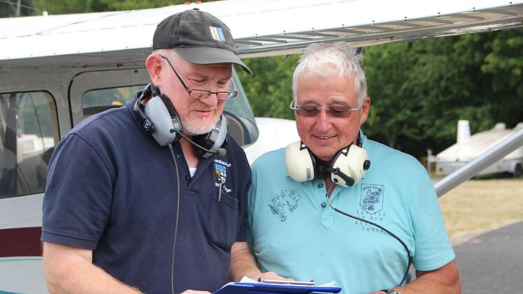 Christian Neugebauer (links) und Günter Trapp besprechen vorab die Route.  Johannes Schlereth