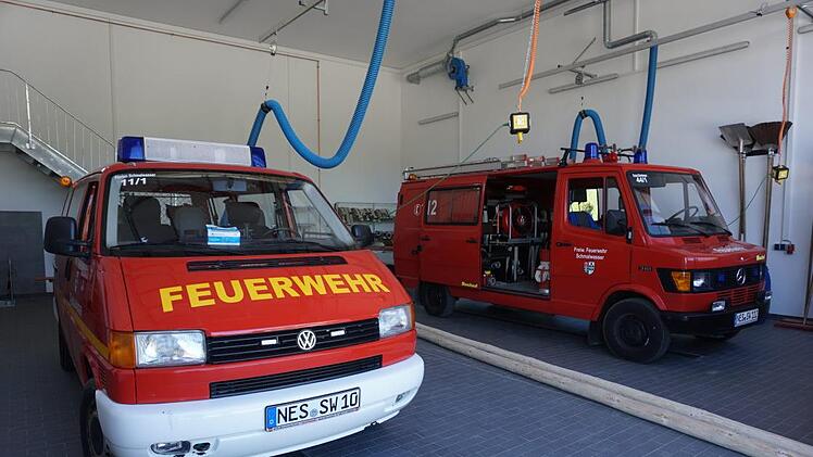 Modern, hell und geräumig ist die neue Fahrzeughalle der Feuerwehr Schmalwasser.  Foto: Marion Eckert