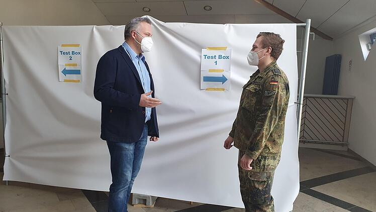 Yves Wächter von der Führungsgruppe Katastrophenschutz und der militärische Führer der Soldaten in den Schnelltestzentren, Feldwebel Anton Weisgerber