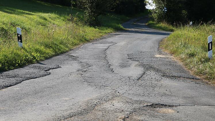 Die Ortsstraße um Kübelhof wird den Holztransportern wohl über längere Zeit  nicht mehr Stand halten. Nach derzeitigem Stand der Dinge soll die Straße aber nur auf Kosten der Rugendorfer Bürger saniert werden.