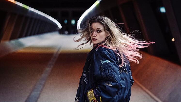 Kara Roth (Lara Feith) befand sich im zweiten Teil des Krimis wieder auf der Flucht.