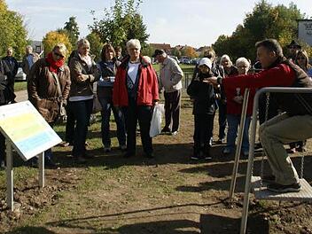 Immer schön das Gleichgeewicht halten!  Oliver Seitz erläuterte die Übungen, die an den zehn Geräten des Main-Bewegungsparcours in Eltmann ausgeführt werden können. Drei Intensitätsstufen gibt es - jeder Benutzer kann die Übung also an seine Fitness beziehungsweise sein Alter anpassen. Foto: sw