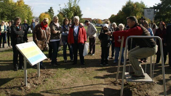Immer schön das Gleichgeewicht halten!  Oliver Seitz erläuterte die Übungen, die an den zehn Geräten des Main-Bewegungsparcours in Eltmann ausgeführt werden können. Drei Intensitätsstufen gibt es - jeder Benutzer kann die Übung also an seine Fitness beziehungsweise sein Alter anpassen. Foto: sw