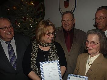 25 Jahre im VdK-Ortsverband (von links): Bürgermeister Siegfried Erhard, Marion Seufert, Vorsitzender Felix Lorger, Sieglinde Emmert und Kreisehrenvorsitzender Walter Herzer Foto: Stefan Geiger