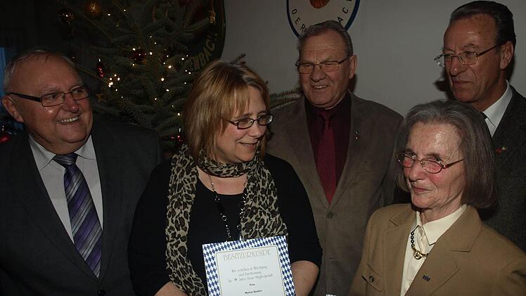 25 Jahre im VdK-Ortsverband (von links): Bürgermeister Siegfried Erhard, Marion Seufert, Vorsitzender Felix Lorger, Sieglinde Emmert und Kreisehrenvorsitzender Walter Herzer Foto: Stefan Geiger