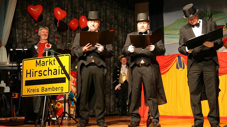 Die "Häschaadä Tramps" singen und spielen das Lied vom Tod: Trauer über einen Gemeinderat, der alles Geld verjuxt und einen bald scheidenden Bürgermeister, der red' und nix secht. Fotos: Werner Baier
